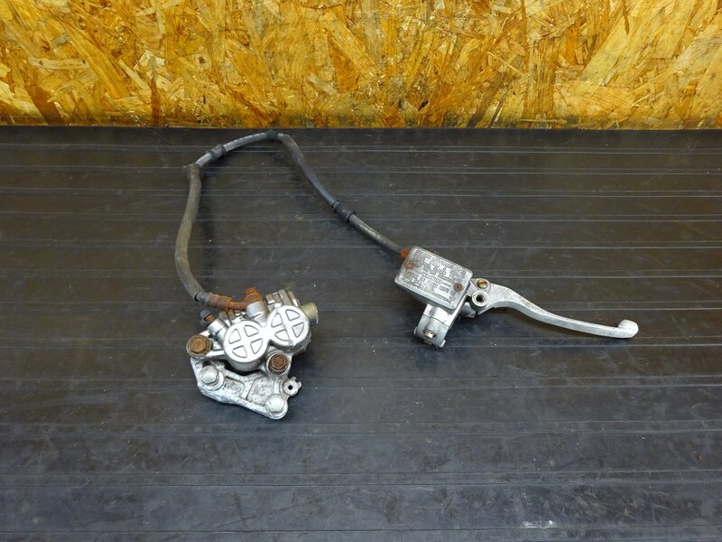 【251109】GB250クラブマン(MC10-1105)◇ フロントブレーキセット ブレーキキャリパー バッテンキャリパー マスター Φ1/2 固着有 【2型 | 中古バイクパーツ通販・買取　ジャンクヤード鳥取　JunkYard