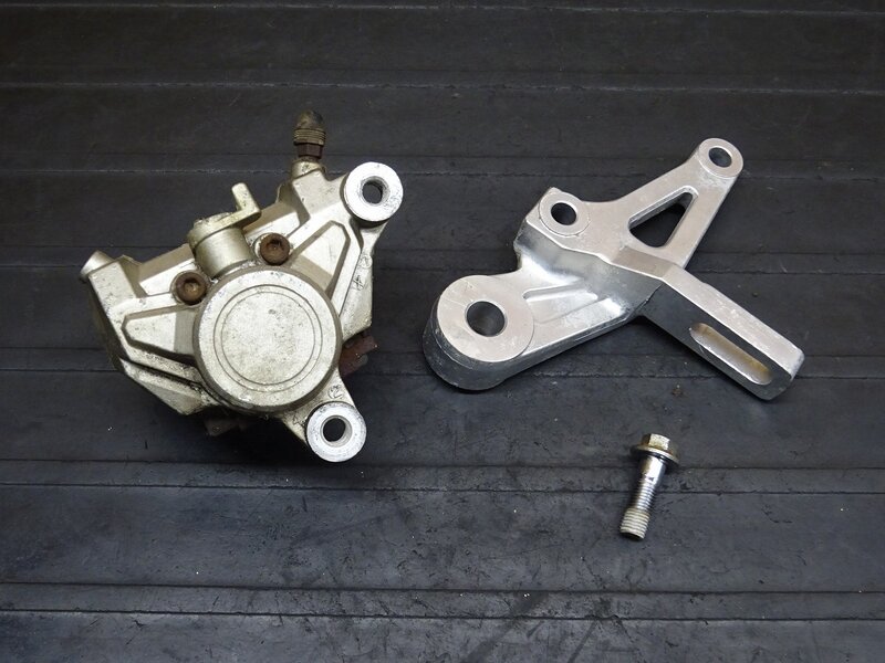 【251115】SDR200(2TV-007)◆ リアブレーキキャリパー キャリパーサポート | 中古バイクパーツ通販・買取　ジャンクヤード鳥取　JunkYard