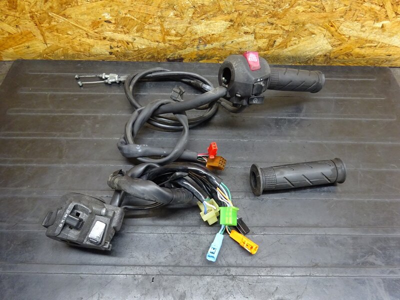 【251206】VTR250(MC33-1602)◆ ハンドルスイッチ左右セット スイッチボックス スロットル 【Fi | 中古バイクパーツ通販・買取　ジャンクヤード鳥取　JunkYard