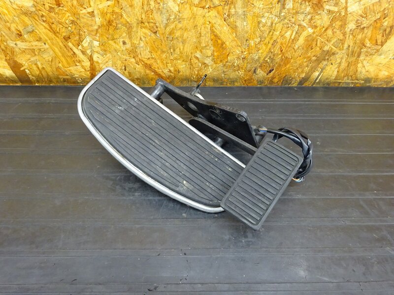 【251231】バルカン400ドリフター(VN400D-000)◇ ステップ右 ステップボード メインステップ ブレーキペダル 削れ/錆有 | 中古バイクパーツ通販・買取　ジャンクヤード鳥取　JunkYard