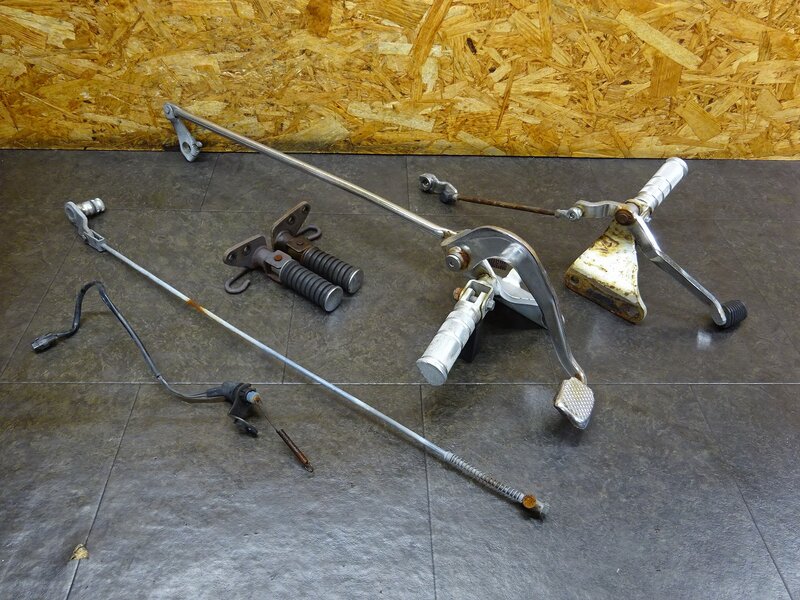 【251232】ドラッグスター400(4TR-109)◆ ステップ左右セット メイン/タンデムステップ ブレーキペダル/ロッド シフトペダル 割れ/削れ有 | 中古バイクパーツ通販・買取　ジャンクヤード鳥取　JunkYard