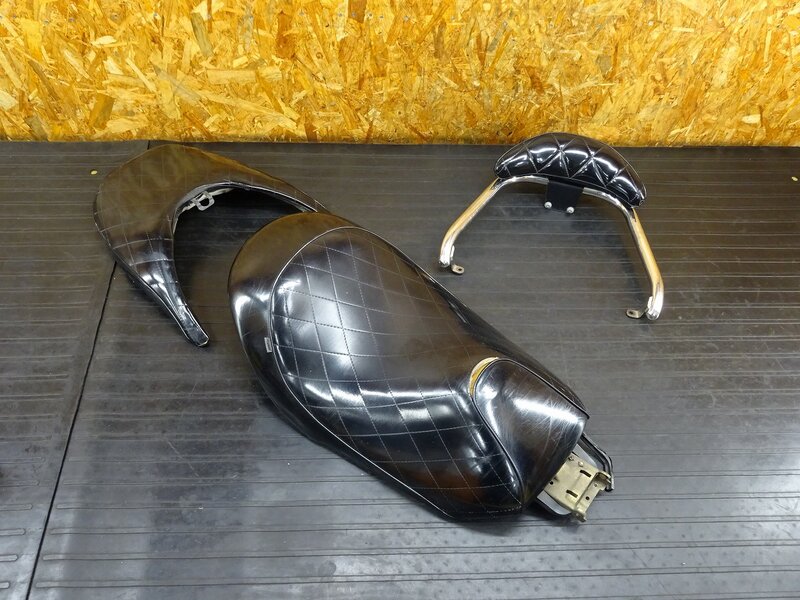 【260201】フォルツァZ(MF08-1018)◇ 社外シート メイン/リアシート バックレスト 背もたれ エナメルシート ダイヤカット 傷/張替/破れ有 | 中古バイクパーツ通販・買取　ジャンクヤード鳥取　JunkYard