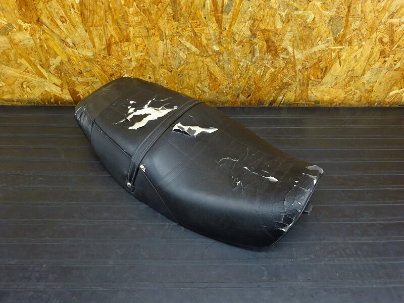 【260210】ZRX-Ⅱ(ZR400E-311)◇ シート タンデムベルト 張替/破れ有 ジャンク 【前期 ZRX-2 ZRX400 | 中古バイクパーツ通販・買取　ジャンクヤード鳥取　JunkYard