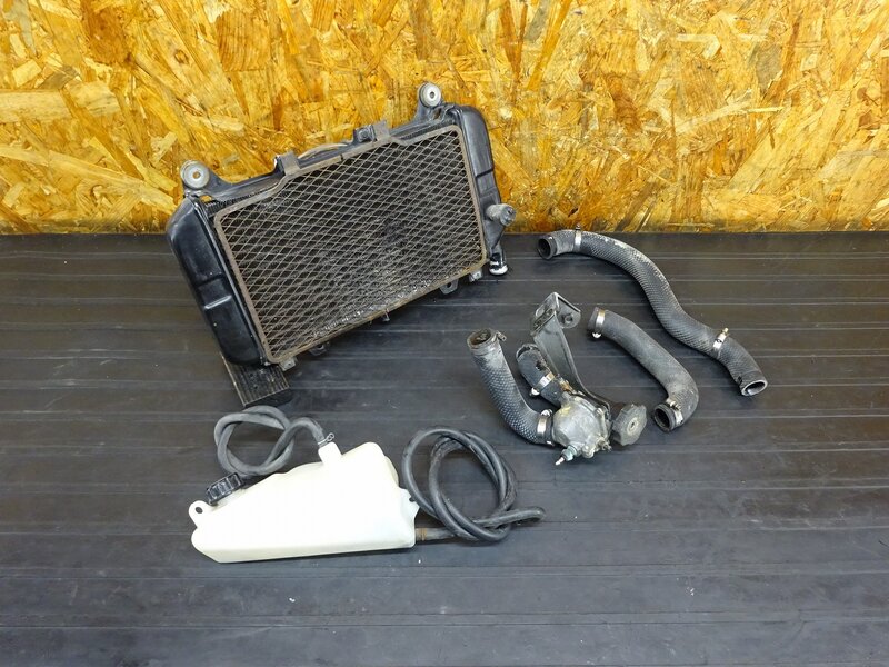 【260301】ZZR400(ZX400N-008)◇ ラジエーターセット ラジエターファン/コア ホース サーモスタット クーラントタンク 変形有 【ZZ-R400 | 中古バイクパーツ通販・買取　ジャンクヤード鳥取　JunkYard
