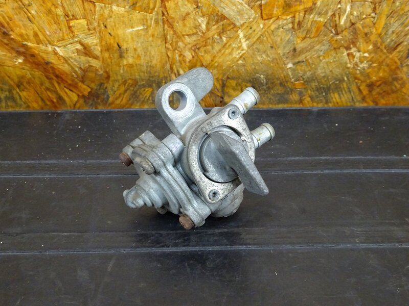 【260316】VT250F(MC08-1018)◇ 燃料コック ガソリンコック フューエルコック 【丸フレーム | 中古バイクパーツ通販・買取　ジャンクヤード鳥取　JunkYard