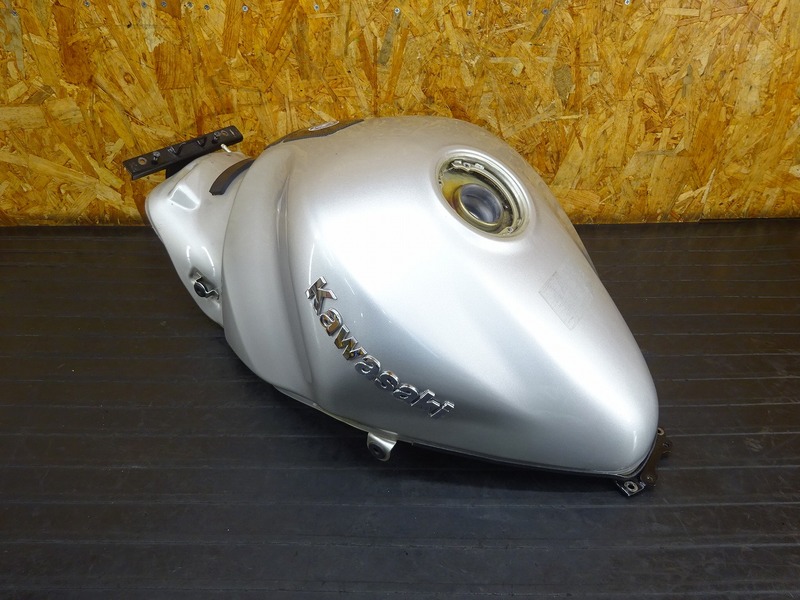 【240708】ZZR1200´02◇ 燃料タンク ガソリンタンク フューエルタンク ステー 【ZZ-R1200 ZXT20C | 中古バイクパーツ通販・買取　ジャンクヤード鳥取　JunkYard