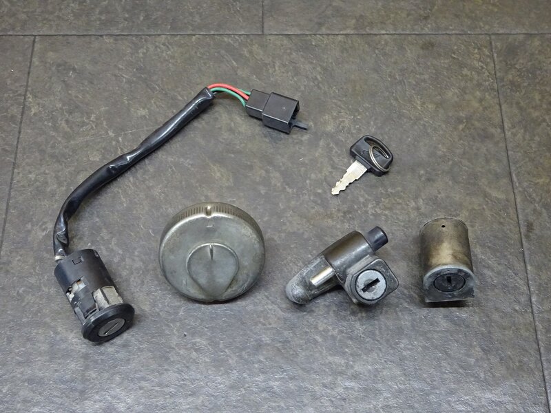 【250517】スーパーカブ50(AA01-1542)◆ キーセット メイン/イグニッションキー タンクキャップ ハンドルロック | 中古バイクパーツ通販・買取　ジャンクヤード鳥取　JunkYard