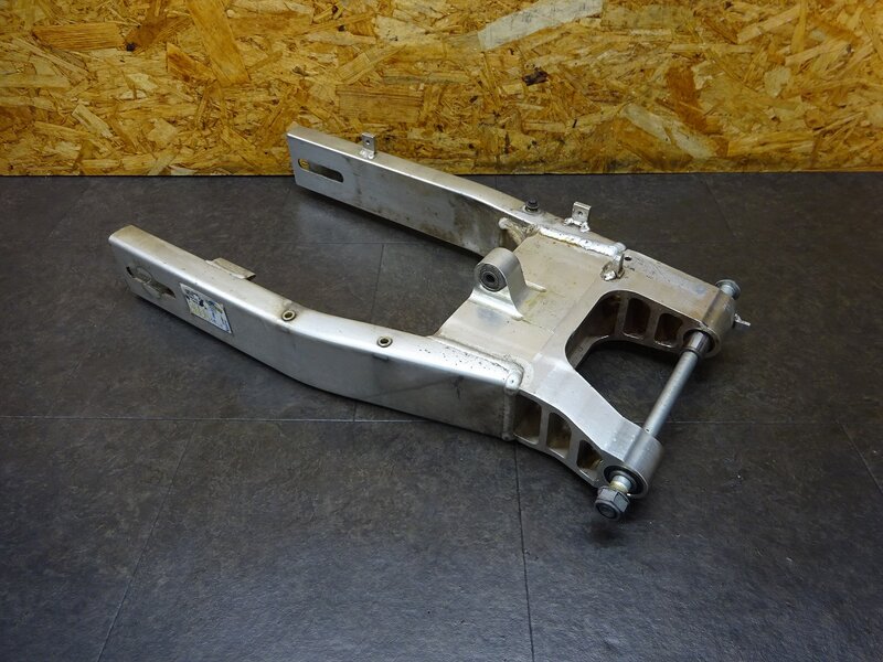 【250605】ホーネット250(MC31-1301)◆ スイングアーム ピボットシャフト 削れ有 | 中古バイクパーツ通販・買取　ジャンクヤード鳥取　JunkYard