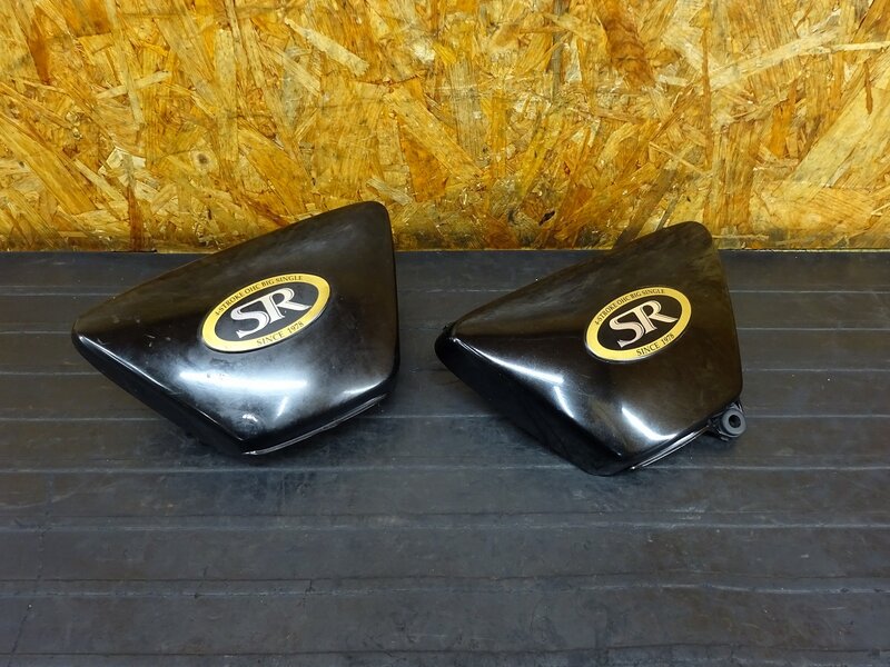 【250702】SR400(1JR-304)◇ サイドカバー左右セット サイドカウル 書類入れ付き 傷有 【検:SR500 1JN 2J2 2H6 | 中古バイクパーツ通販・買取　ジャンクヤード鳥取　JunkYard