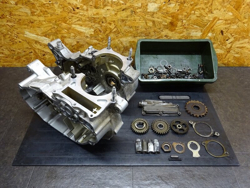 【250813】SR500(1JN-224)◆ クランクケース左右セット エンジンボルト オイルパン ※エンジンパーツ【検索：2J2 SR400 2H6 1JR | 中古バイクパーツ通販・買取　ジャンクヤード鳥取　JunkYard
