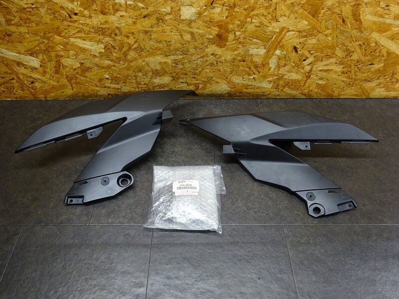 【250816】◆ カウルセット サイドカウル/カバー センターカウル 未使用品?? 取付車種未確認【検索：GSX250R GSX-R 250 | 中古バイクパーツ通販・買取　ジャンクヤード鳥取　JunkYard
