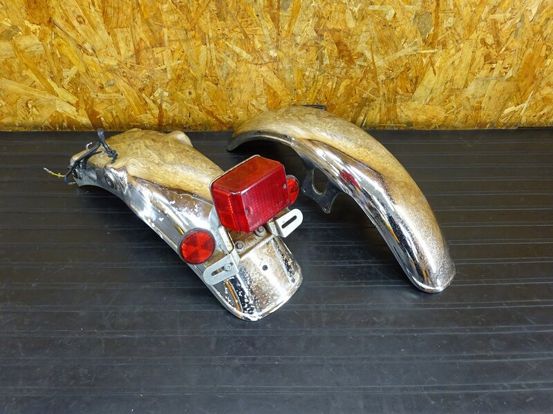 【250914】SR500(1JN-226)◇ フェンダー前後セット フロントフェンダー リアフェンダー テールランプ 凹み/錆有 【検索:2J2 SR400 2H6 1JR | 中古バイクパーツ通販・買取　ジャンクヤード鳥取　JunkYard