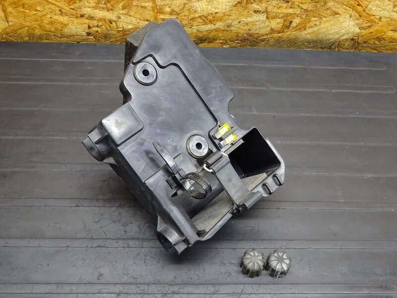 【251102】SR400(RH01J-020)◆ バッテリーボックス バッテリーケース ブッシュ 【イモビ付 | 中古バイクパーツ通販・買取　ジャンクヤード鳥取　JunkYard