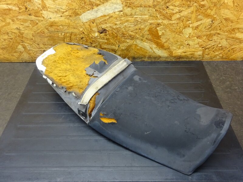 【251110】SRX400(3VN-086)■ シート(2) タンデムベルト 傷/変形有 ジャンク 【SRX600 | 中古バイクパーツ通販・買取　ジャンクヤード鳥取　JunkYard