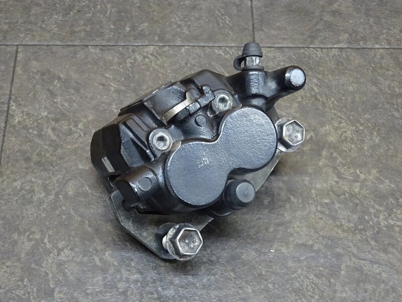 【251210】スカイウェイブ250S(CJ46A-104)◆ フロントブレーキキャリパー | 中古バイクパーツ通販・買取　ジャンクヤード鳥取　JunkYard