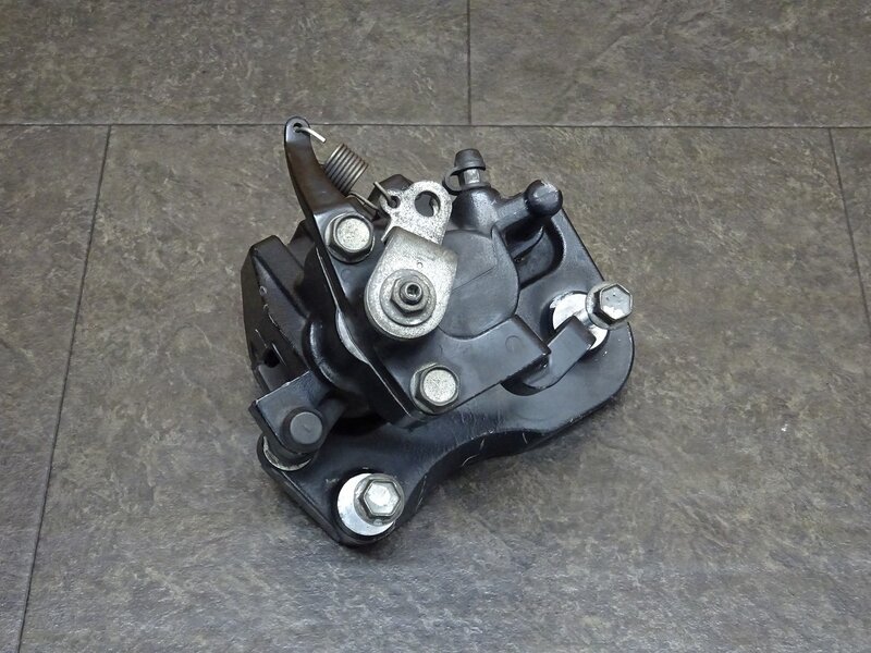 【251210】スカイウェイブ250S(CJ46A-104)◆ リアブレーキキャリパー | 中古バイクパーツ通販・買取　ジャンクヤード鳥取　JunkYard