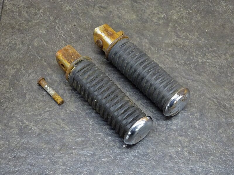【251211】スティード400(NC26-1441)◆ タンデムステップ左右セット ペグ 削れ/錆有 | 中古バイクパーツ通販・買取　ジャンクヤード鳥取　JunkYard