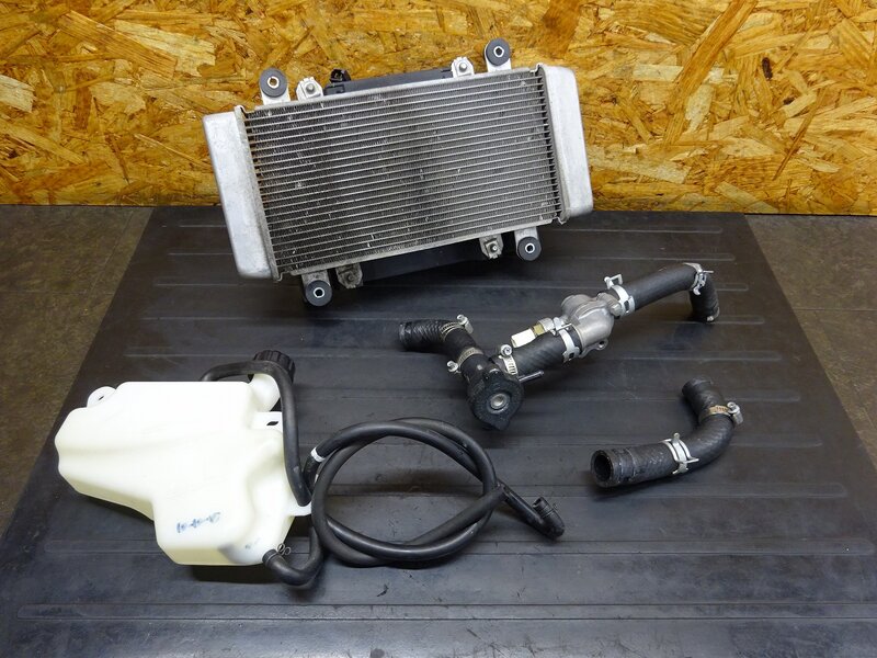 【251220】Ninja250(EX250L-019)◆ ラジエーターセット ラジエーターコア/ファン サーモスタット リザーブタンク フィン潰れ有 【ABS付 | 中古バイクパーツ通販・買取　ジャンクヤード鳥取　JunkYard