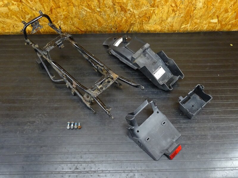 【260112】FZR250R(3LN-281)◇ シートレール サブフレーム シートフレーム リアインナーフェンダー バッテリーケース/ボックス | 中古バイクパーツ通販・買取　ジャンクヤード鳥取　JunkYard