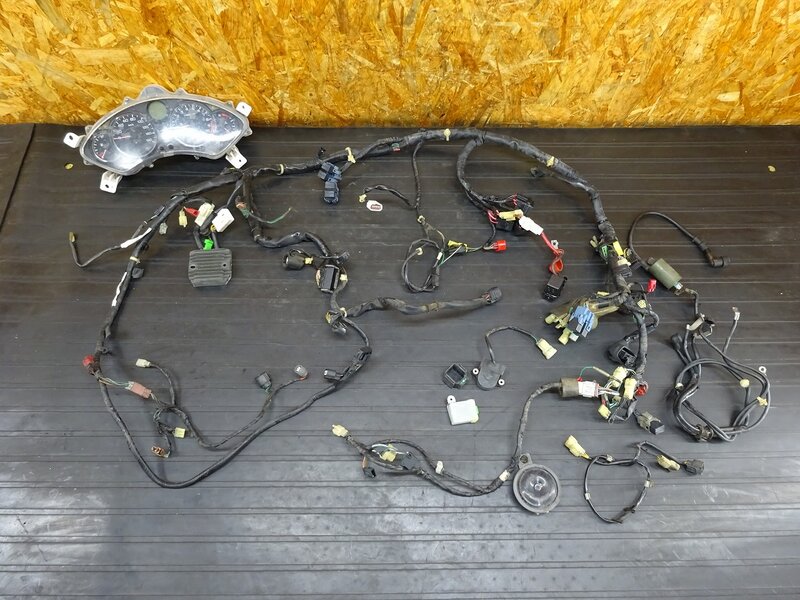 【260201】フォルツァZ(MF08-1018)◇ メインハーネス レギュレーター リレー バンクセンサー スピードメーター(割れ有) 配線加工有 | 中古バイクパーツ通販・買取　ジャンクヤード鳥取　JunkYard