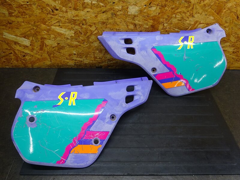 【260322】KDX125SR(DX125A-022)◆ サイドカバー左右セット サイドカウル 劣化/削れ/ひび割れ有 【検索：200 220 250 | 中古バイクパーツ通販・買取　ジャンクヤード鳥取　JunkYard