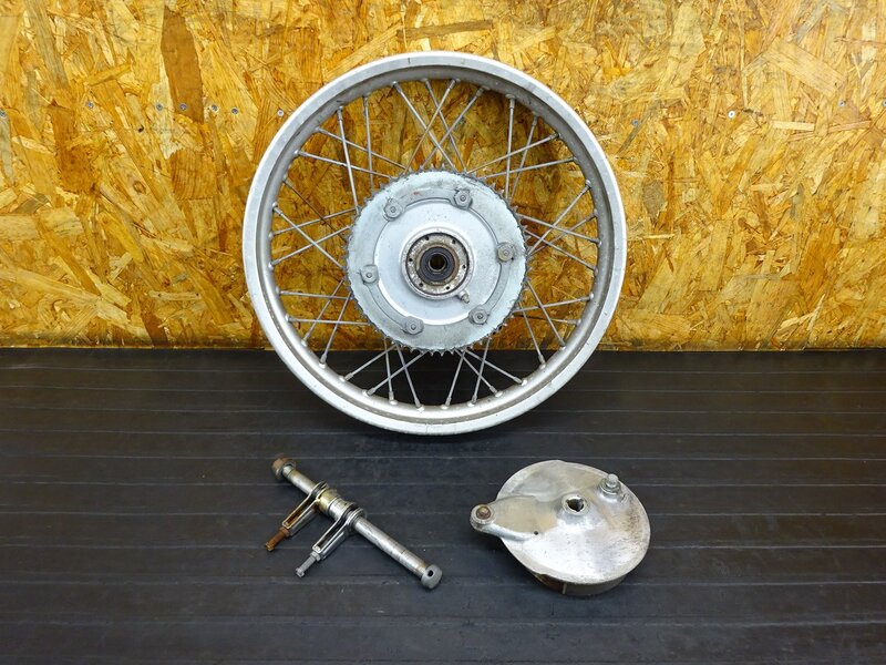 【250113】SR400(1JR-331)◇ リアホイール 18×2.15 ハブ スプロケ 56T ドラムブレーキ アクスルシャフト 【検:SR500 1JN 2J2 2H6 | 中古バイクパーツ通販・買取　ジャンクヤード鳥取　JunkYard