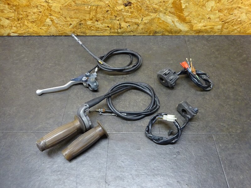 【250603】FTR223(MC34-1005)◆ ハンドル周りセット ハンドルスイッチ左右 スロットルホルダー/パイプ クラッチ/チョークレバー | 中古バイクパーツ通販・買取　ジャンクヤード鳥取　JunkYard