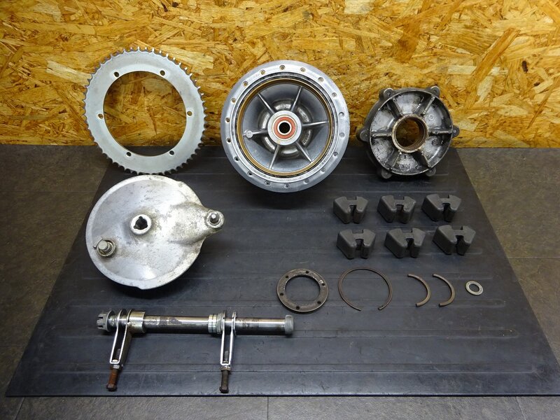 【250724】SR400(1JR-269)◆ リアホイールハブセット ドラムパネル アクスルシャフト スプロケット 56T 段付き有 【検:SR500 1JN 2J2 2H6 | 中古バイクパーツ通販・買取　ジャンクヤード鳥取　JunkYard
