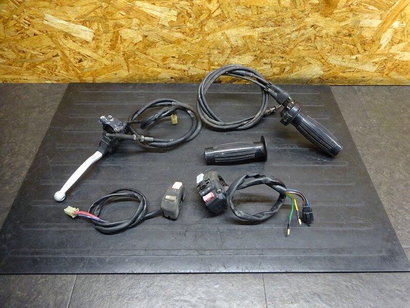 【250732】TW200(DG07J-017)◆ ハンドルスイッチ左右セット スロットルパイプ/ホルダー クラッチレバー 腐食有 【2JL TW225 DG09J | 中古バイクパーツ通販・買取　ジャンクヤード鳥取　JunkYard