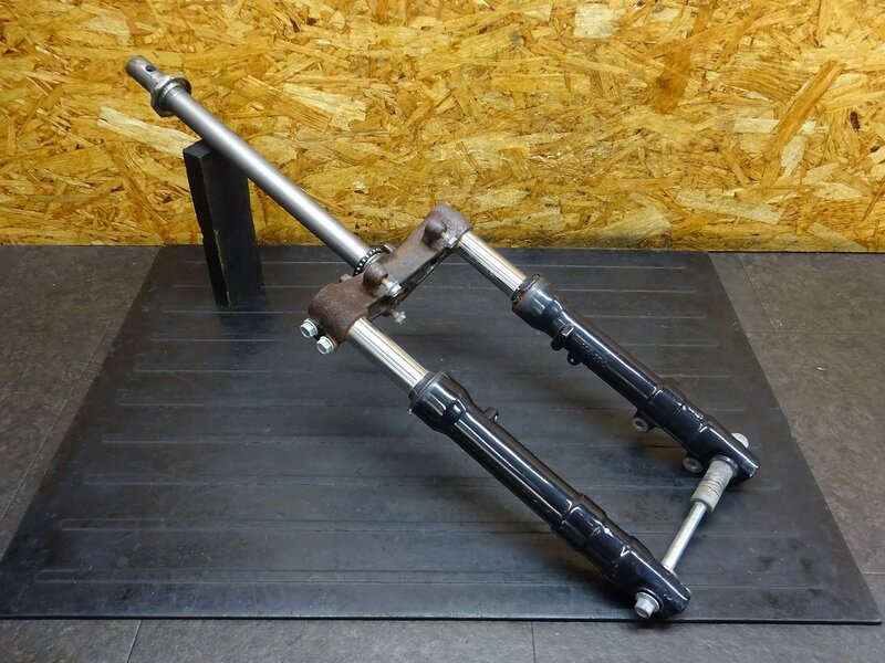 【250936】ダンク(AF74-1004)◆ フロントフォーク ステム ブラケット 錆/削れ有 | 中古バイクパーツ通販・買取　ジャンクヤード鳥取　JunkYard