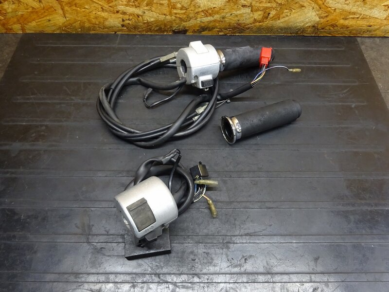【251033】マグナ250(MC29-1500)◆ ハンドルスイッチ左右セット スイッチボックス 色褪せ/劣化有 【V-TWIN | 中古バイクパーツ通販・買取　ジャンクヤード鳥取　JunkYard