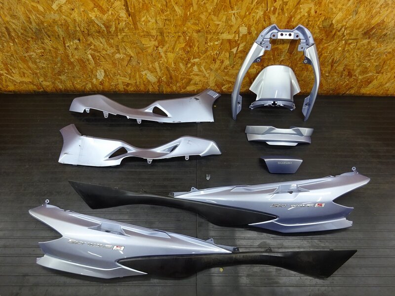 【251210】スカイウェイブ250S(CJ46A-104)◆ カウルセット サイドカウル シート/リアカウル テールカウル リアスポイラー 削れ/割れ/破損有 | 中古バイクパーツ通販・買取　ジャンクヤード鳥取　JunkYard