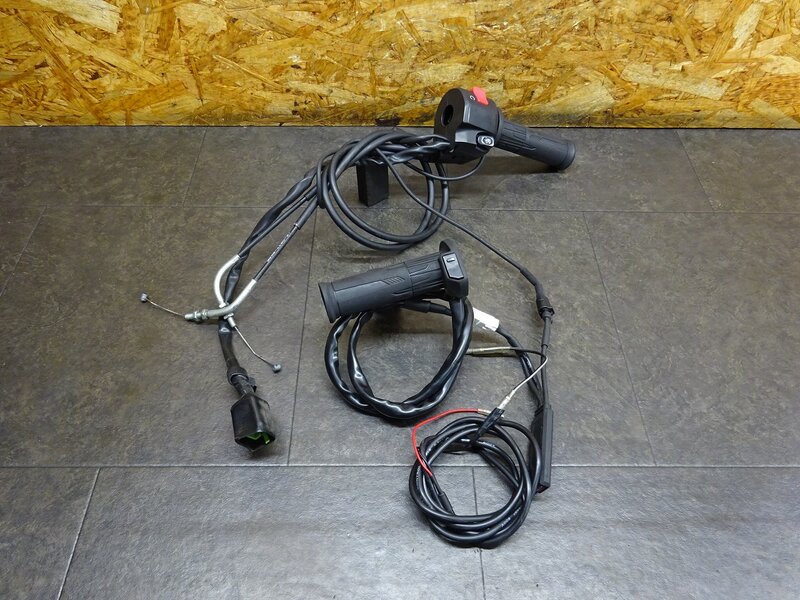 【251220】Ninja250(EX250L-019)◆ 社外グリップヒーター ハンドルスイッチ右 キジマ?? グリップ径約32mm 動作確認OK 【ABS付 | 中古バイクパーツ通販・買取　ジャンクヤード鳥取　JunkYard