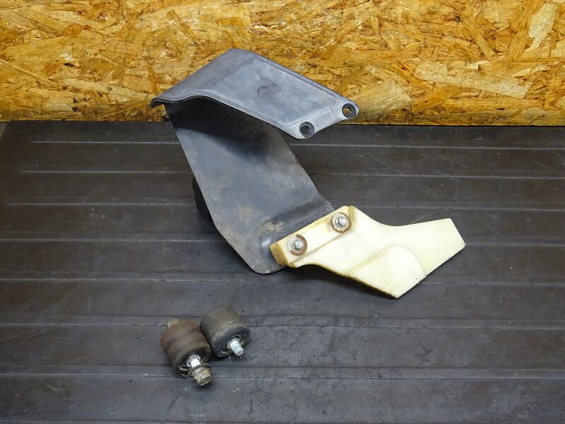 【260322】KDX125SR(DX125A-022)◆ チェーンガイドセット チェーンガイドローラー チェーンガード 削れ有 【検索：200 220 250 | 中古バイクパーツ通販・買取　ジャンクヤード鳥取　JunkYard